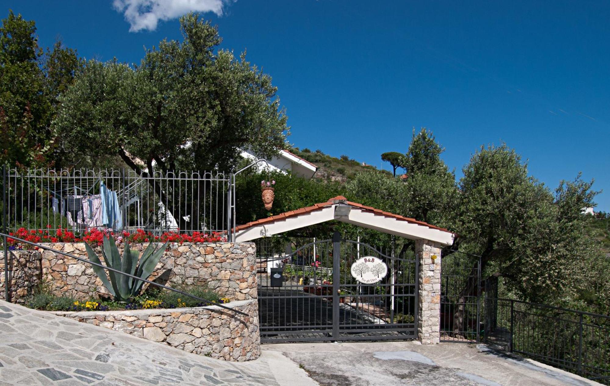 Bed and Breakfast Tra Gli Ulivi à Pietra Ligure Extérieur photo