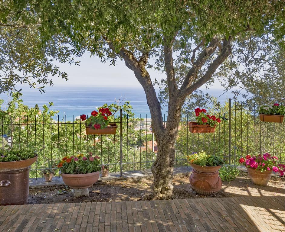 Bed and Breakfast Tra Gli Ulivi à Pietra Ligure Extérieur photo